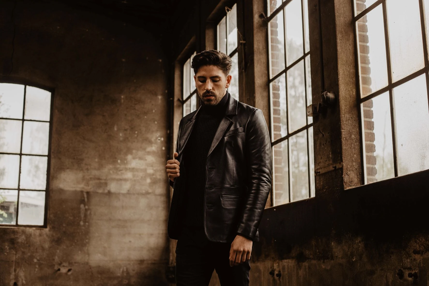Scopri consigli di stile da esperti per un blazer in pelle nera che unisce lusso, artigianato e moda moderna. Valorizza il tuo look con la collezione premium di Cycas d'Or.