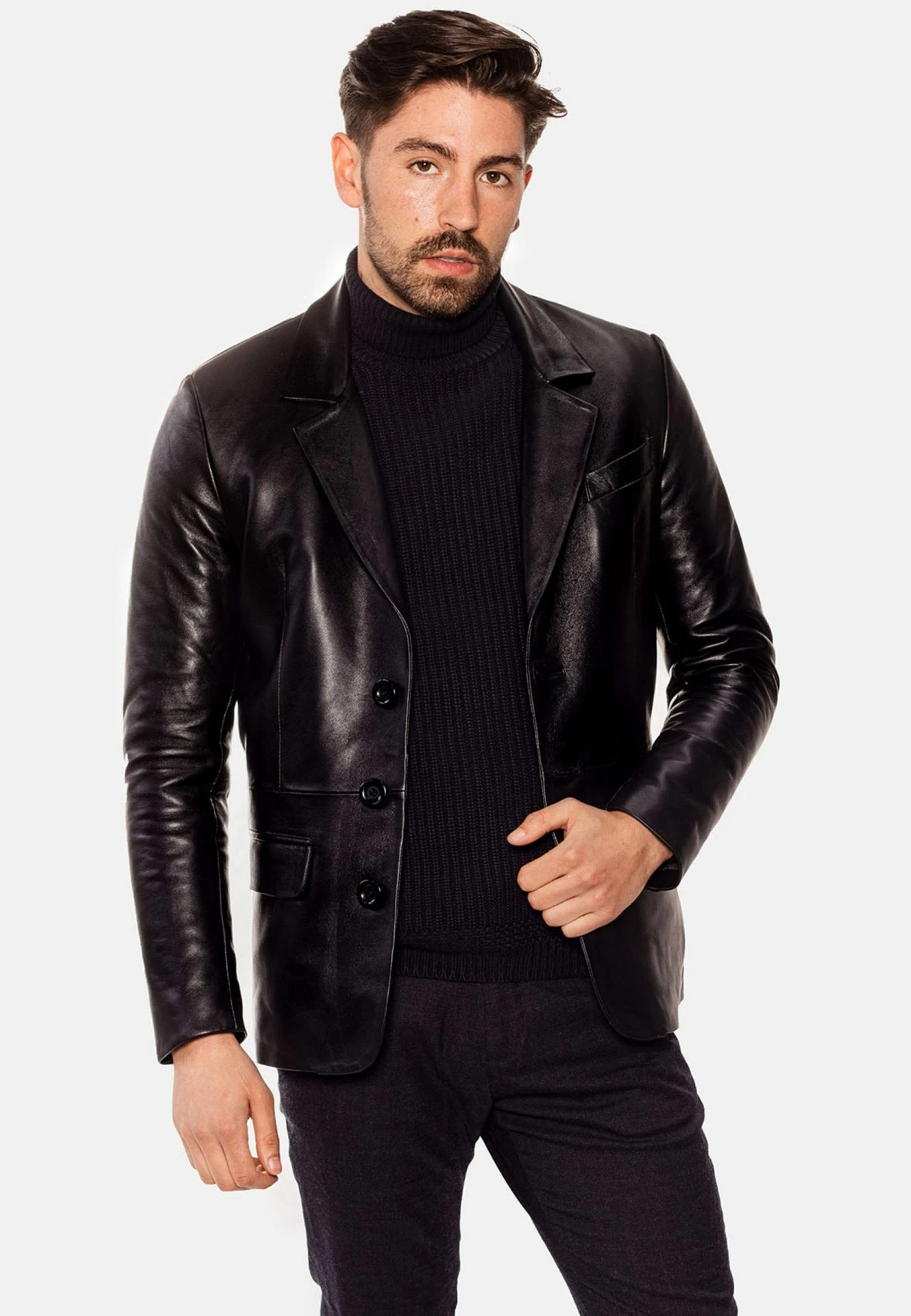 Vue de face d'un mannequin portant le blazer en cuir noir Cycas d'Or Hype