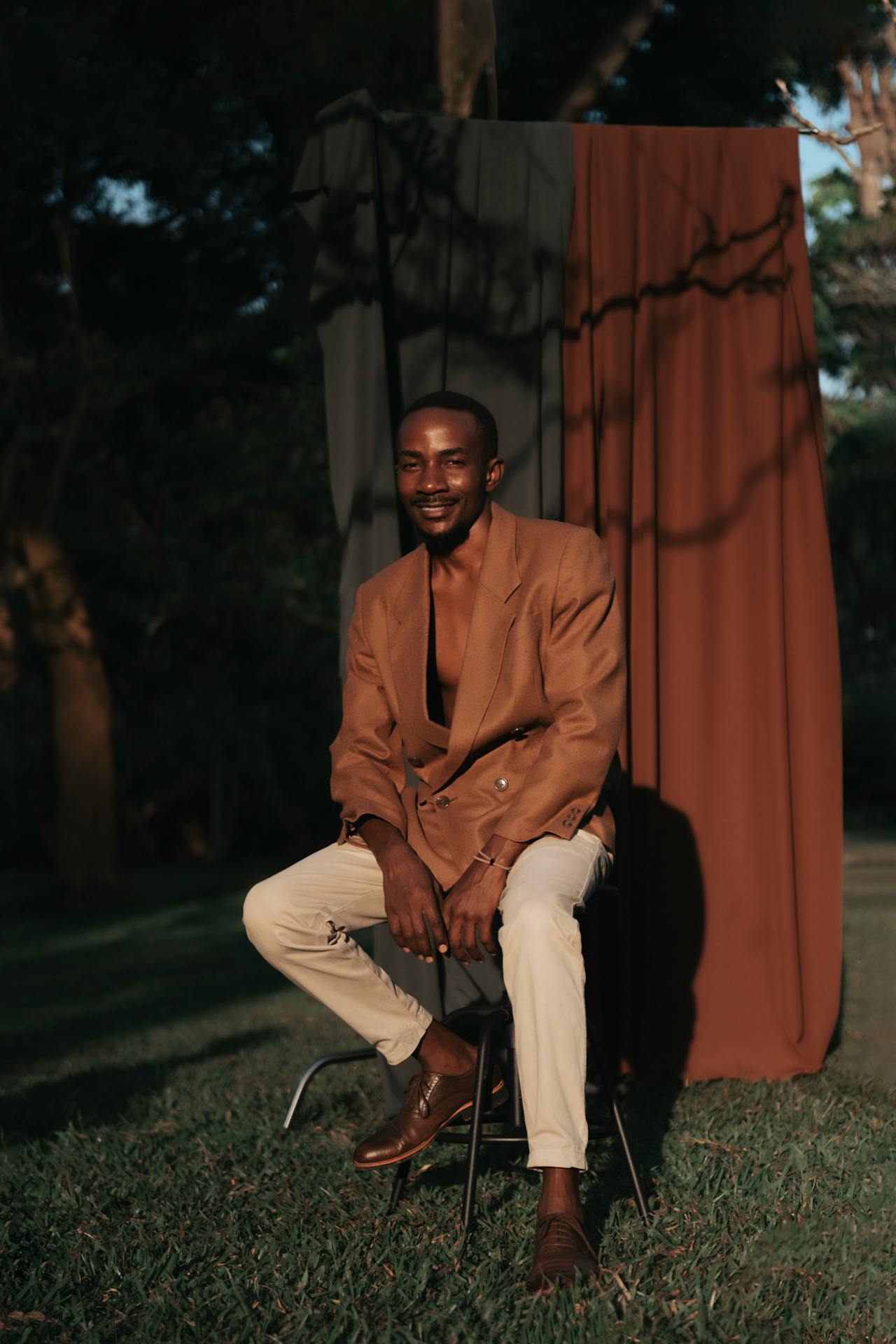 Model wearing a Cycas d'Or brown leather blazer