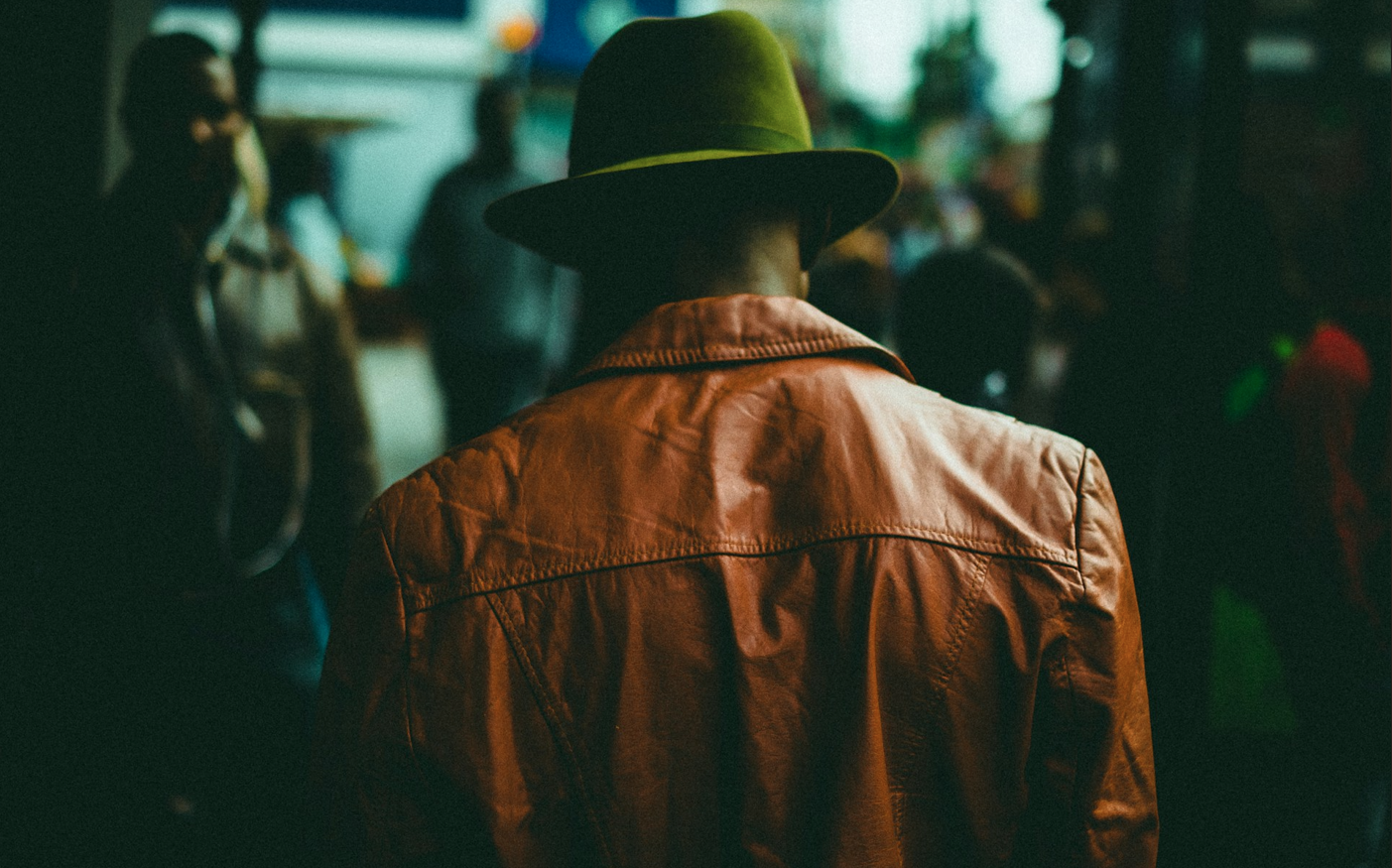 Man walking from the back with a brown leather jacket from Cycas d'Or