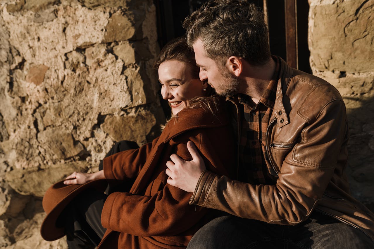 Hugle hugging, the man is wearing a leather jacket from Cycas d'Or